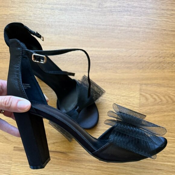 Forever 21 Elegant Black Heels with Bow Detail - Picture 2 of 6